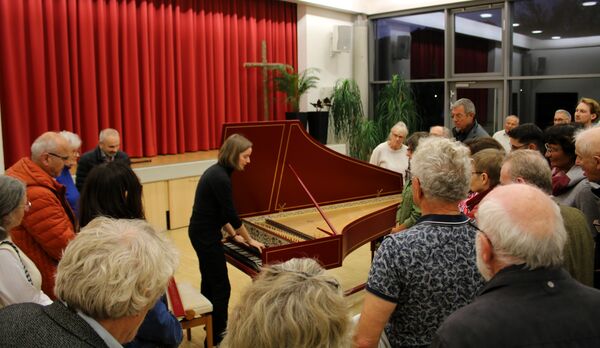 Vor dem Konzert präsentierten die Studenten ausgewählte Instrumente – hier Carina Mattes mit einem von Merzdorf in Remchingen gebauten Cembalo. Foto: Zachmann 