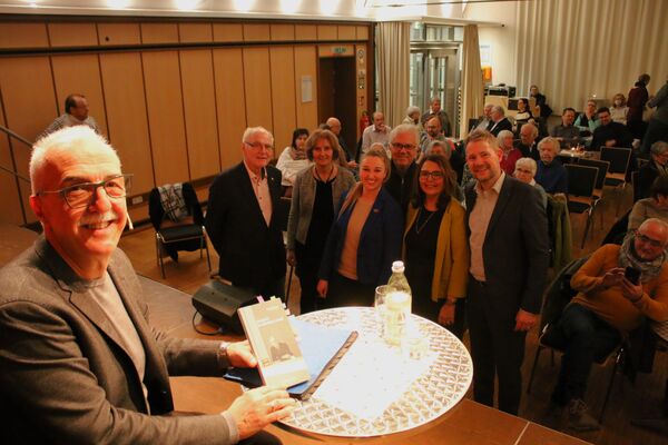 Wiedersehen mit Freunden: Zu den Gästen der Lesung von Toni Vertrano gehörten Bürgermeisterin Julia Wieland (Mitte), Altbürgermeister Wolfgang Oechsle (von links), Carmen Kramer, Rudi Dennig und Anna-Maria Mammanello vom Partnerschaftsverein und der jetzige Bodensee-Landrat Luca Wilhelm Prayon. Foto: Zachmann 