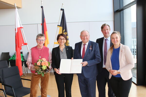 Für sein außergewöhnliches Engagement im landes- und bundesweiten Apothekerverband erhielt Fritz Becker das Bundesverdienstkreuz. Von links: Ehefrau Petra Becker, Staatssekretärin Dr. Ute Leidig, Fritz Becker, der Vizepräsident des Landesapothekerverbands Rouven Steeb und Bürgermeisterin Julia Wieland. Foto: Zachmann 