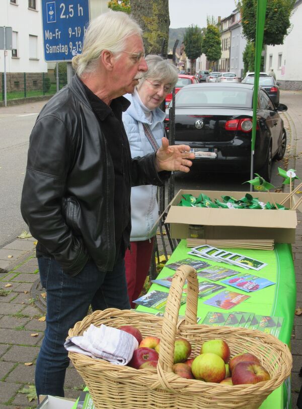 Peter Schröder und Gabriele Ulrich im Gespräch mit Bürgern.