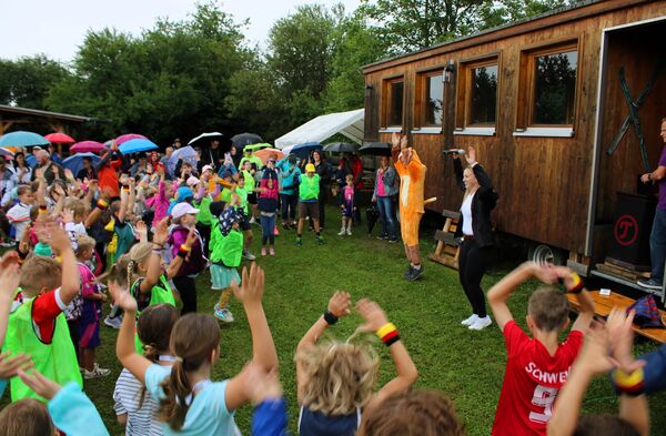 Julia Wieland beim Aufwärmtraining mit den Kindern