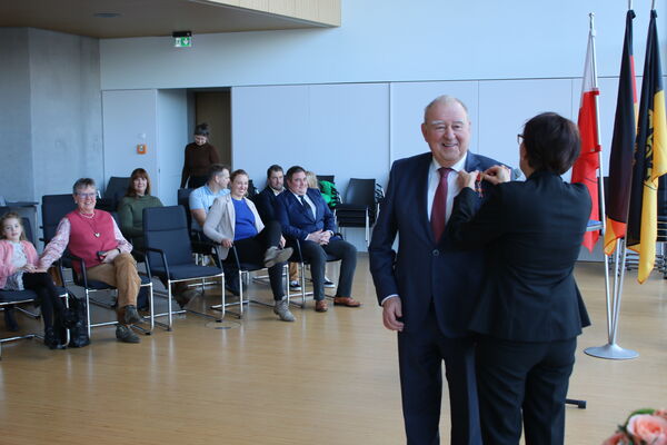 Übergabe des Bundesverdienstkreuzes durch Staatssekretärin Dr. Ute Leidig an Fritz Becker. Foto: Zachmann 