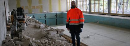 In vollem Gang sind die Abbrucharbeiten im Singener Hallenbad und der darüberliegenden Turnhalle. Der stellvertretende Bauamtsleiter Benjamin Jöst informierte den Gemeinderat über Mehrkosten, die sich im Zuge der Planungen und eingehender Untersuchungen ergeben haben. Foto: Zachmann 