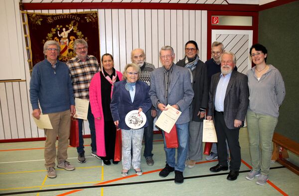 Ehrung für langjährigen Einsatz: Die beiden Übungsleiter Detlev Ulrich und Dieter Barié, Barbara Shaghaghi vom Übungsausschuss, die Mitglieder Hildegard Bodemer, Richard Guigas, Max Daub (75 Jahre Mitglied), Barbara Casper, Gerhard Grau, Lothar Gall und die Vorsitzende für Überfachliches Modesta Kriebel (von links). Foto: Zachmann   