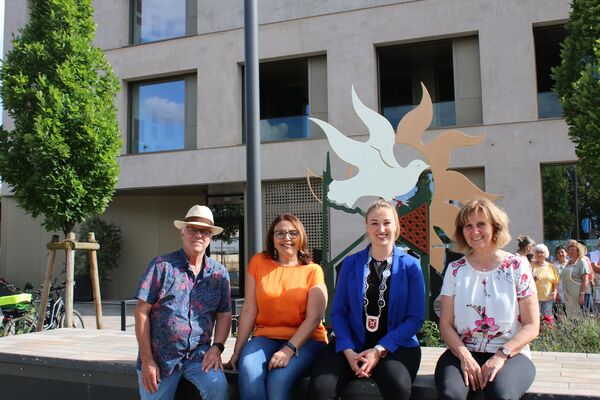 Auf vielfältige Begegnungen im Jubiläumsjahr des Remchinger Partnerschaftsvereins freut sich das Vorstandsteam Rudi Dennig (von links), Anna-Maria Mammanello, Bürgermeisterin Julia Wieland und Carmen Kramer vor der 2002 eingeweihten und 2024 neu gestrichenen Partnerschafts-Monument an der Neuen Ortsmitte. Archivfoto: Zachmann 