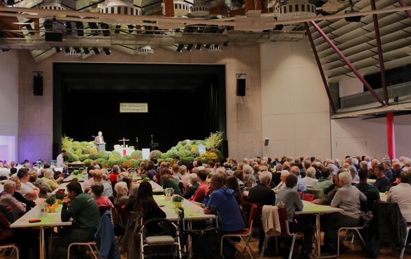 Großer Andrang beim Gottesdienst. Foto: Zachmann 