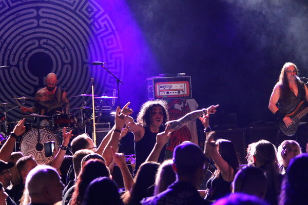 Zum Abschluss der Show der der oberbayrischen Gothrock-Band Lacrimas Profundere genießt Frontsänger Julian Larre das Bad in der feiernden Menge. Foto: Zachmann  