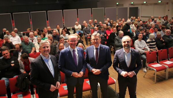 Über den Besuch des CDU-Sicherheits- und Außenpolitikexperten Roderich Kiesewetter (Zweiter von rechts) freuten sich der Remchinger CDU-Fraktionsvorsitzende Martin Gegenheimer (von links), Bundestagsabgeordneter Gunther Krichbaum und der Vorsitzende der CDU Remchingen Baldassare La Gaetana. Foto: Zachmann  