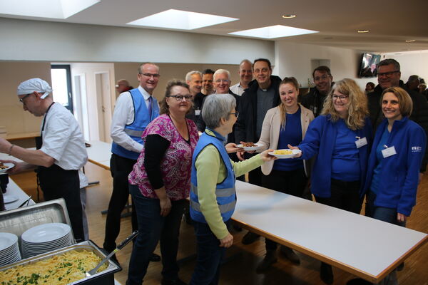 An die Schöpfkellen griffen zum Auftakt der Remchinger Vesperkirche Matze Burger (von links), Gunther Kirchbaum, Monika Burger und Stefanie Seemann. Darüber freuten sich die Vertreter der Kirchengemeinden und Diakoniestation um den Vorsitzenden Karl-Heinz Stengel (Sechster von links) und Bürgermeisterin Julia Wieland (Fünfte von rechts). Foto: Zachmann  