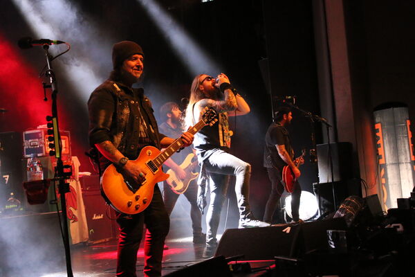 Der langjährige Motörhead-Gitarrist Phil Campbell (links) rockt mit seiner Band „Phil Campbell and the Bastard Sons“ das „Schockvember“-Festival in der Kulturhalle. Foto: Zachmann 