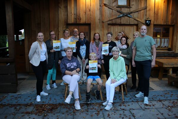 Über die Beneflizz-Urkunden für die Fördervereine freuten sich mit Remchingens Bürgermeisterin Julia Wieland (hinten, von links) die Vertreter der Fördervereine und des Skiclubs Mandy Schönthaler, Jasmin Heyme, Georg Klamandt, Christiane Röber, Angie Heilbock, Karin Zepf, Simone Sacher, Miriam Schneider, Ulrike Scholz, Holger Bodemer sowie Andrea Willmann (vorne von links), Luka Zysk und Bärbel Schütz. Foto: Zachmann  