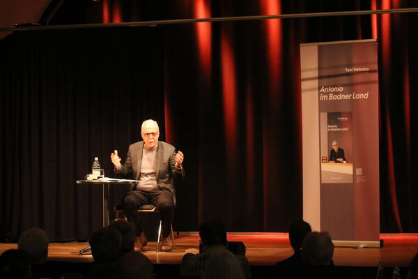 Anekdoten aus seinem Buch „Antonio im Badnerland“ gab der Kehler Oberbürgermeister a. D. Toni Vetrano am Freitagabend in Remchingen zum Besten. Foto: Zachmann