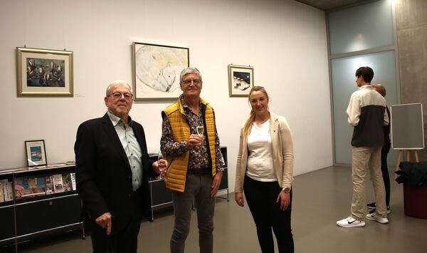 Roland Bittighofer (links) und sein Schwiegersohn Reiner Dalmus eröffneten zusammen mit Bürgermeisterin Julia Wieland eine Ausstellung ihrer Werke im Rathaus. Foto: Zachmann 