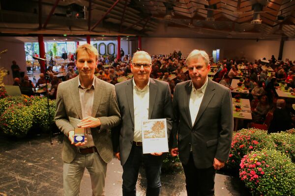 Für 100 Jahre OGV Wilferdingen durften die Vorsitzenden Oliver Schmolla (von links) und Bernd Hofsäß stellvertretend für den Verein die Goldmedaille des Landesverbands von dessen Vize Jürgen Metzger entgegennehmen. Foto: Zachmann 