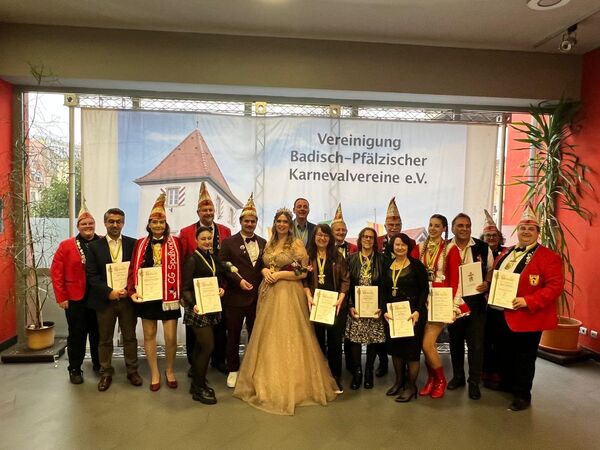 Einige Goldene Löwen erhielten aktive Mitglieder der CGS Singen. Einen Goldenen Löwen mit Brillanten erhielt der Ehrenpräsident Herbert Milich (Sechster von rechts). Foto: CGS Singen 