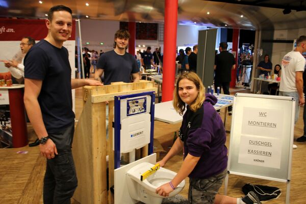 Direkt Hand anlegen und sich im Beruf des Installateurs ausprobieren konnte Paul Gerlitz (rechts) am Stand von Levi Kröner (links) und Robin Bärtl. Foto: Zachmann  