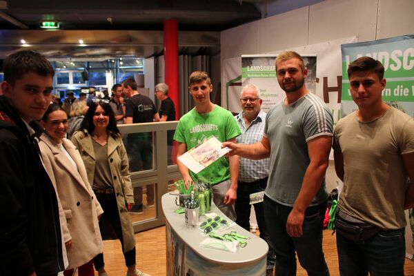 Ins Gespräch über grüne Berufe kamen Julian Augenstein (von links), Anna-Lena Doll und Alexandra Augenstein am Stand von Erik Engel, Joachim Bräuninger, Max Bleier und Elidas Groß. Foto: Zachmann  