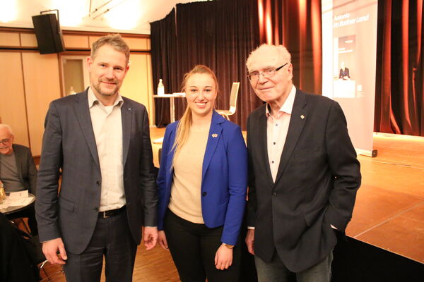 Kein alltägliches Zusammentreffen: Remchingens Bürgermeisterin Julia Wieland (Mitte) mit ihren Amtsvorgängern Luca Wilhelm Prayon (links) und Wolfgang Oechsle. Foto: Zachmann 