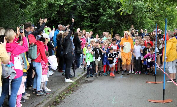 Der Startschuß zum Sponsorenlauf. Bürgermeisterin an der Startlinine mit vielen Kindern.