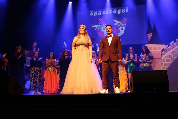 Das neue Remchinger Prinzenpaar Marie I. (Müller) und Marcel „Manni“ I. (Manivannan) entpuppte sich aus einer tänzerischen Darbietung der Disney-Klassiker. Foto: Zachmann 