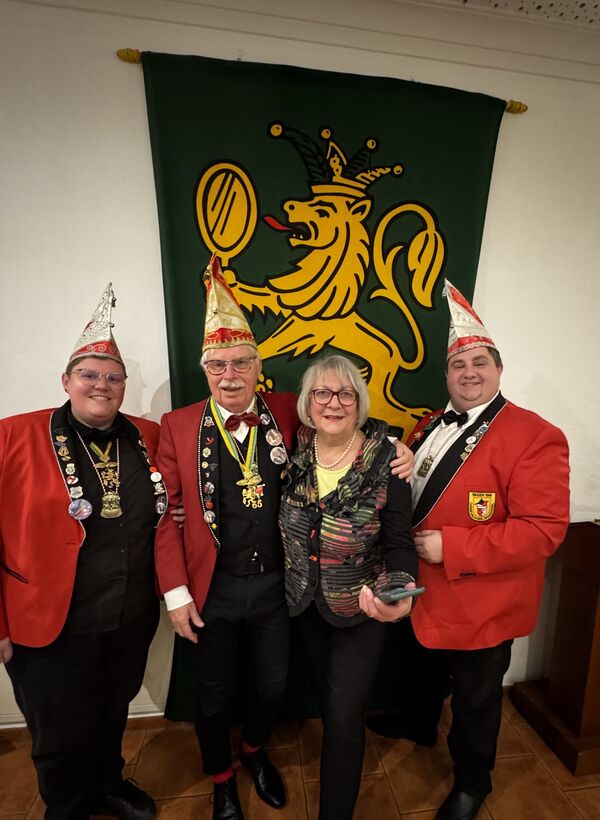 Einen Goldenen Löwen mit Brillanten erhielt der Ehrenpräsident der CGS Singen Herbert Milich (Zweiter von links), hier mit Präsidentin Sarah Sebastian (links), seiner Frau Jutta und Komitee-Vertreter Robin Leonhardt. Foto: CGS Singen