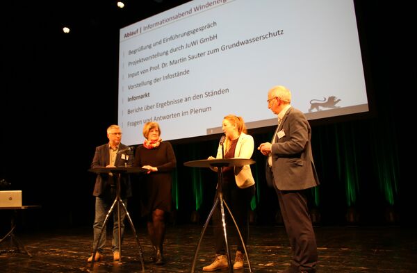 Über die drei im Buchwald geplanten Windkraftanlagen diskutierten beim Forum Energiedialog in der Kulturhalle der Mutschelbacher Ortsvorsteher Michael Wenz (von links), die Kleinsteinbacher Ortsbeauftragte Barbara Schaier, Remchingens Bürgermeisterin Julia Wieland und Moderator Christoph Ewen mit den Projektbeteiligten und Bürgern. Foto: Zachmann 