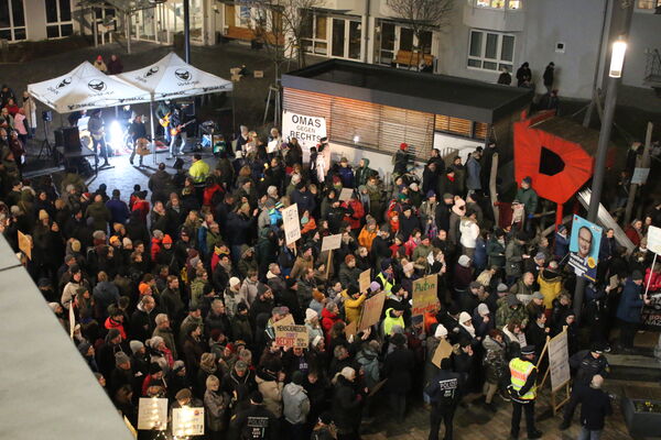 Über 300 Menschen versammelten sich zu einer friedlichen Protestaktion an Remchingens Neuer Ortsmitte, wo die Polizei eine Pufferzone zur Kulturhalle eingerichtet hatte. Foto: Zachmann 