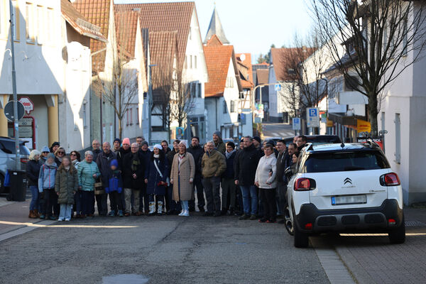 Gemeinderäte und Nöttinger Bürger fordern Durchfahrtsverbot für Lastkraftwagen in der Karlsbader Straße.