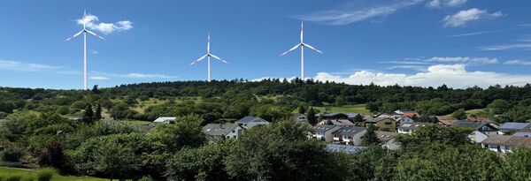 Wie ein möglicher Windpark im Remchinger Buchwald aussehen könnte, haben Remchinger Bürger ihrer Einschätzung nach in einer Fotomontage dargestellt. Fotomontage: Andreas Pausch