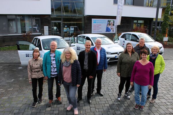 Vor den Leasingfahrzeugen stehen Gundi Kröner (von links) und Bernhard Kindler (beide Pfarrer-Lauer-Stiftung, Katrin Bauer vom Diakonie-Leitungsteam, der Wilferdinger Pfarrer Friedemann Zitt, Diakonie-Vorsitzender Karl-Heinz-Stengel, die stellvertretende Pflegedienstleitung (PDL) Katharina Ratzel., Diakon Patrick Zipse und PDL Sandra Kiesig.