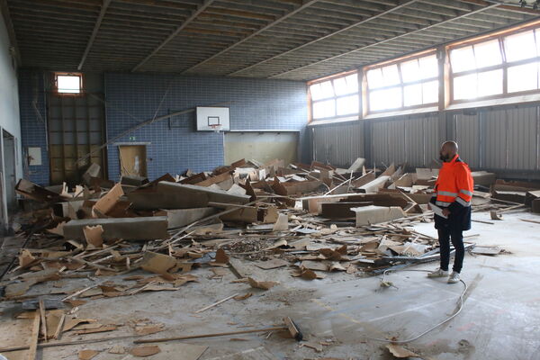 In vollem Gang sind die Abbrucharbeiten in der Singener Turnhalle und dem darunterliegenden Hallenbad. Der stellvertretende Bauamtsleiter Benjamin Jöst informierte den Gemeinderat über Mehrkosten, die sich im Zuge der Planungen und eingehender Untersuchungen ergeben haben. Foto: Zachmann 