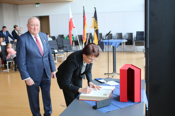 Eintrag ins Goldene Buch der Gemeinde Remchingen. Foto: Zachmann 