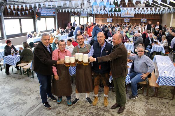 Über ein gelungenes Oktoberfest freuen sich Michael Rettinger (von links), Heiko Wagner (beide FCA-Förderverein), Gemeinderat Felix Hoeckh, Mario Hädrich (FCA-Förderverein) und Johannes Schweizer (Brauhaus Pforzheim). Foto: Zachmann  