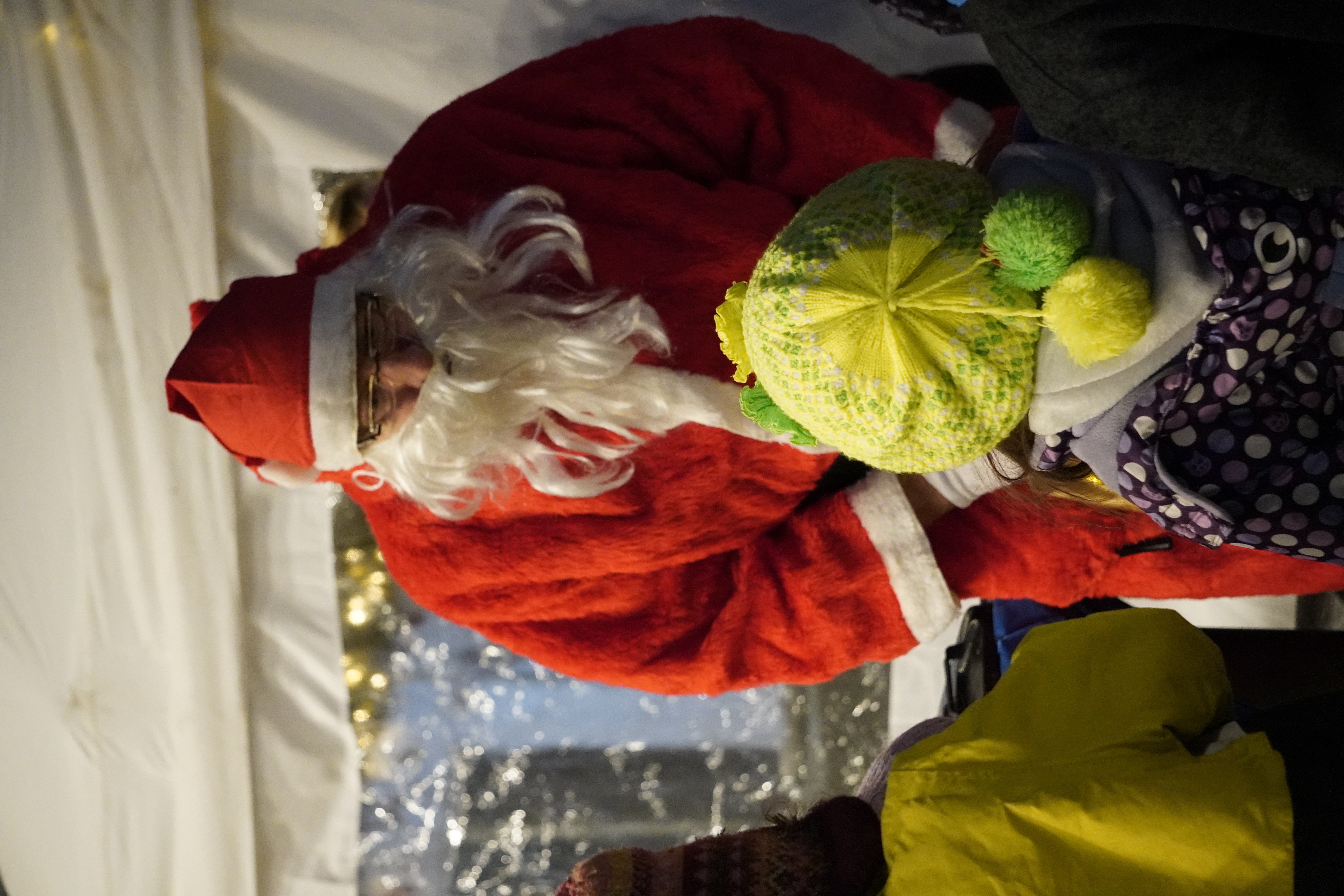 Ein besonderer Gast: Der Nikolaus verteilte Fairtrade-Schokolade an die Kinder. 