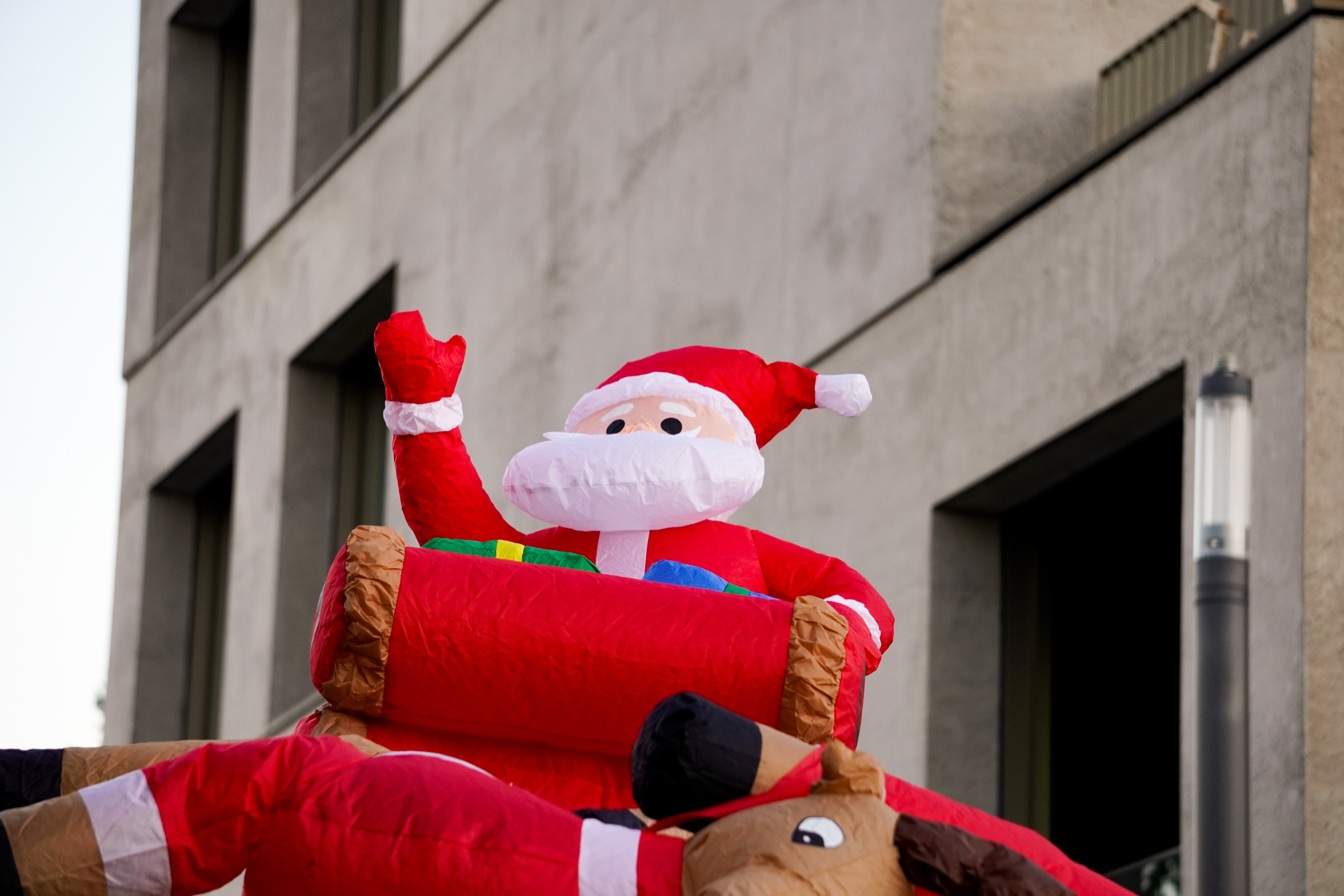 Der Weihnachtsmann grüßt vom Dach der Mopedos.